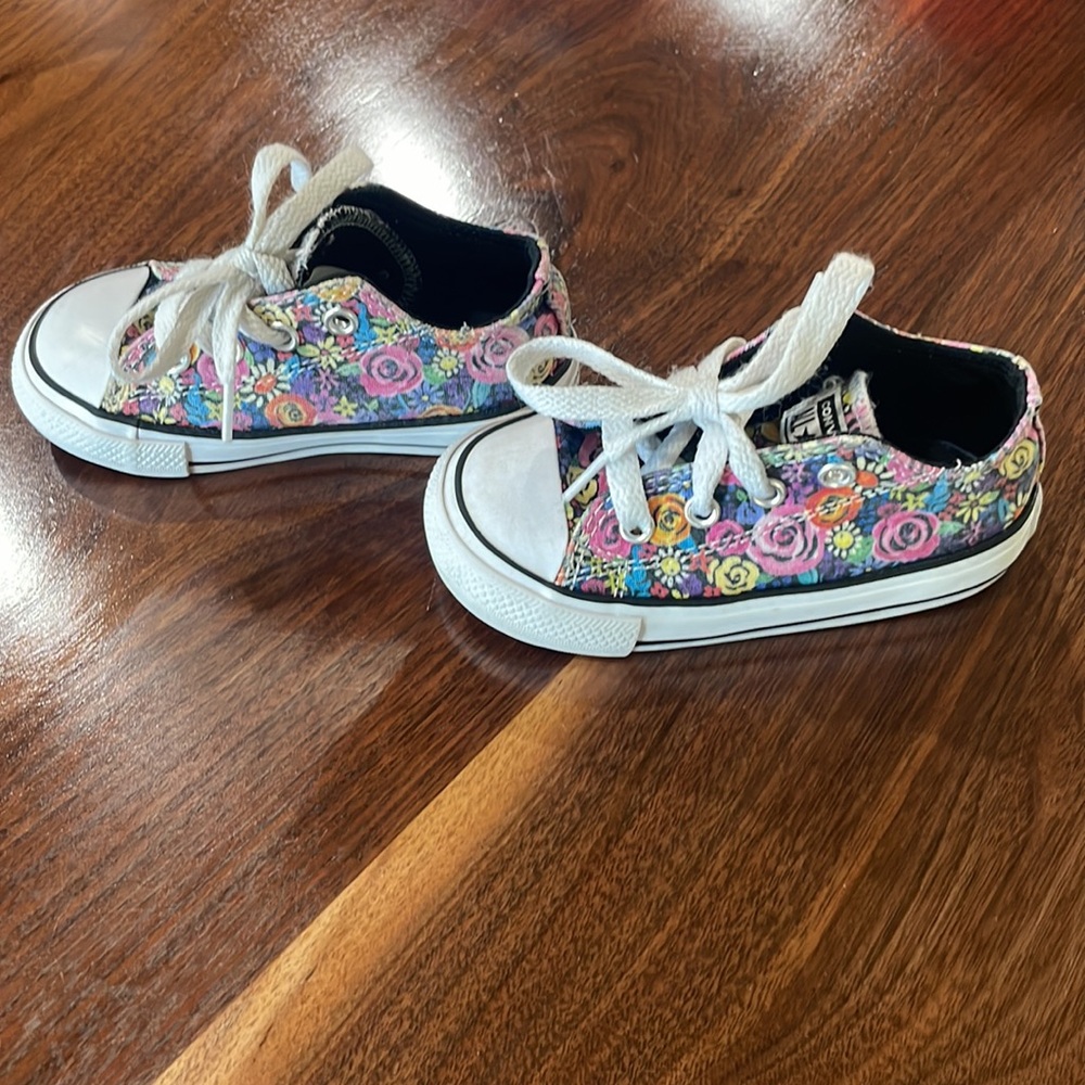 Toddler girl’s floral converse shoes - Picture 3 of 7